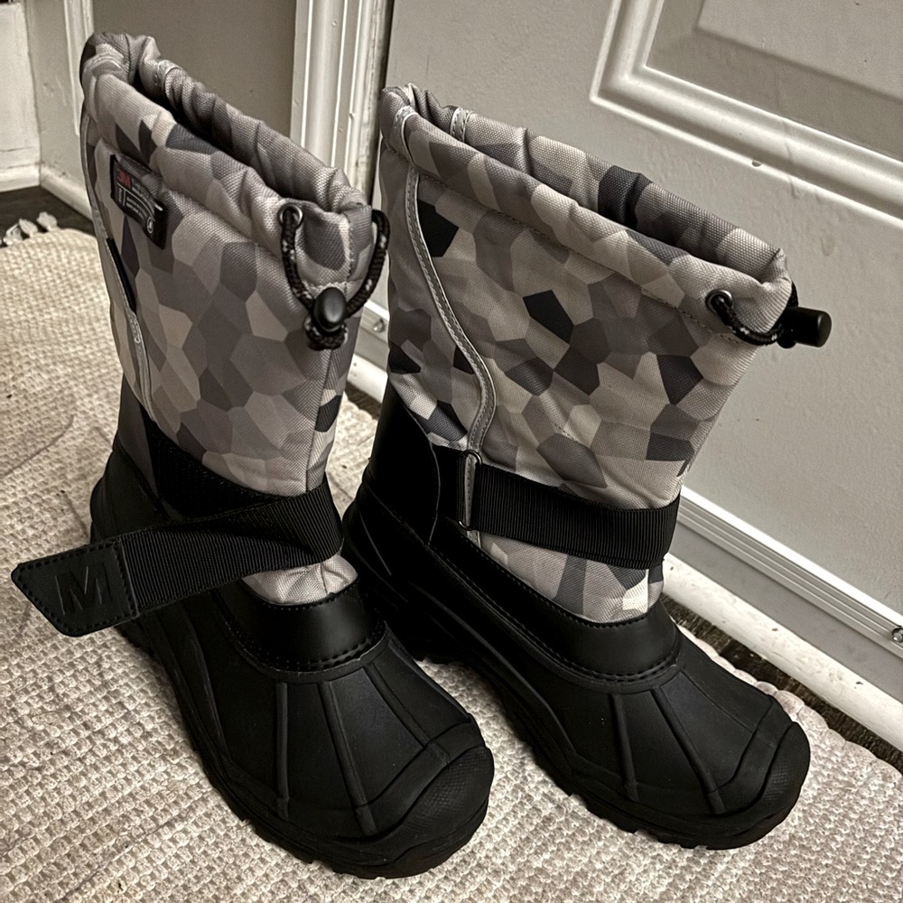 Men’s/tweens never worn snow boots